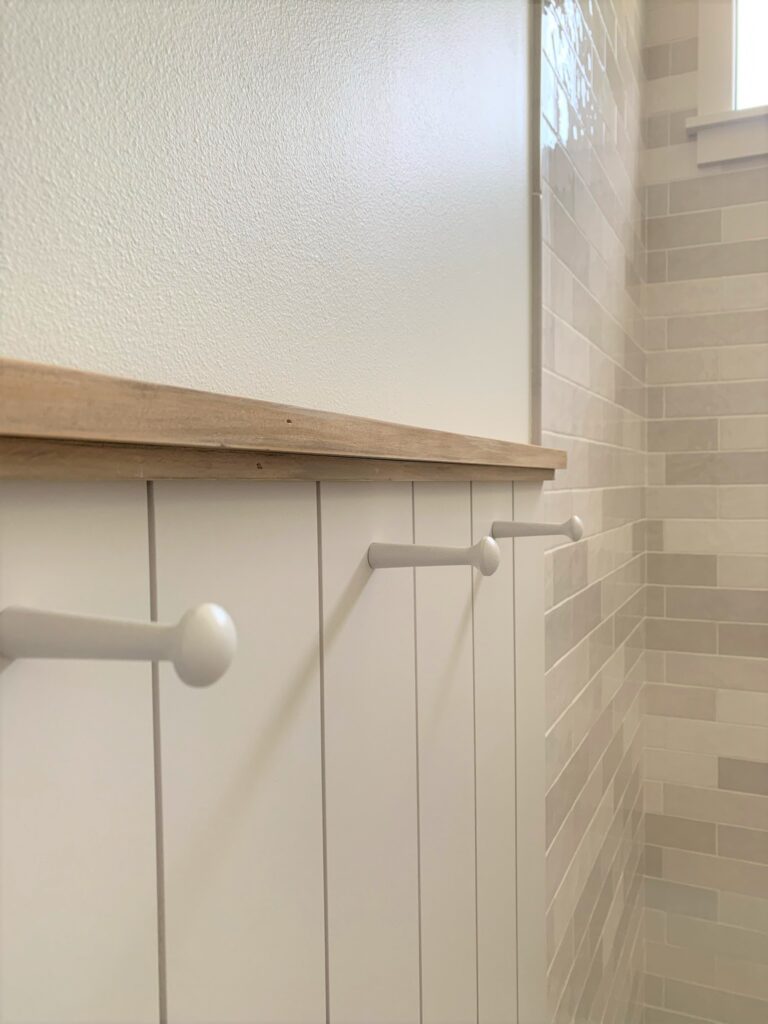 Sherwin Williams Incredible White with Sherwin Williams Pure White wall