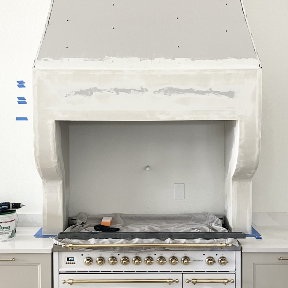 range hood with corbels