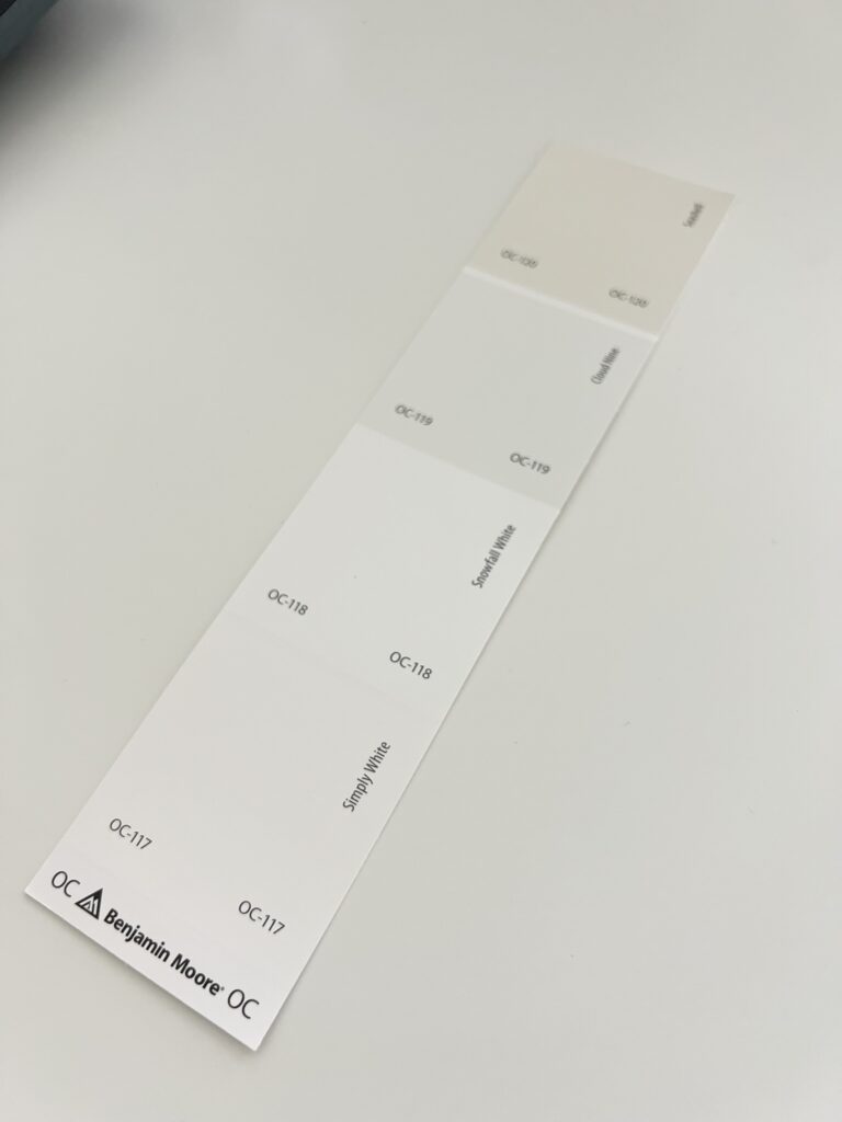 Benjamin Moore Simply White color strip